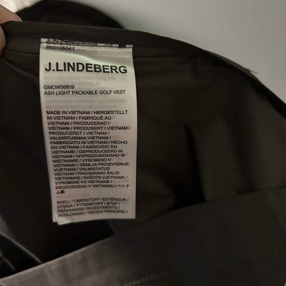 J Lindeberg Men’s Ash Light Packable Vest in Volcanic Ash - Picture 9 of 9